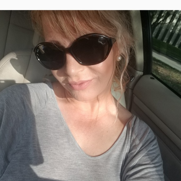 Meet your Posher, Leslie - Picture 2 of 2